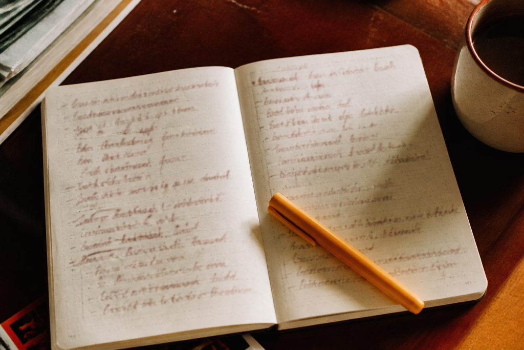 Cahier de notes en deux colonnes avec surligneur