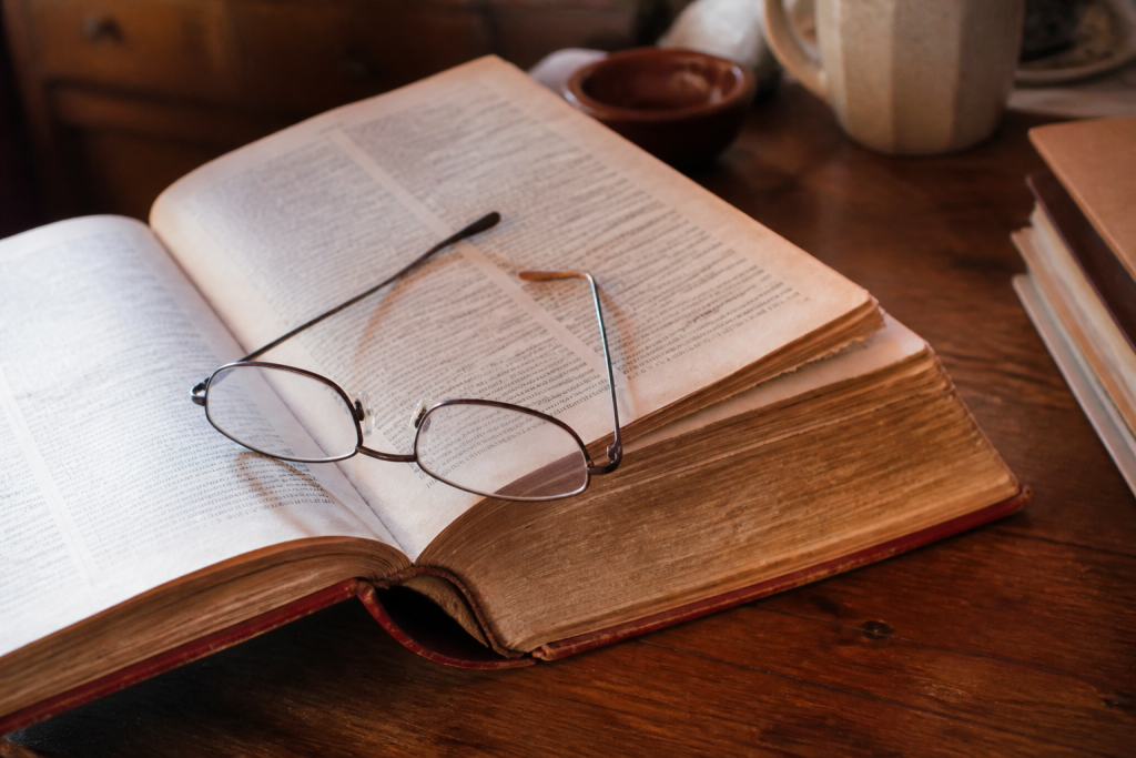 Dictionnaire espagnol-français ouvert avec lunettes